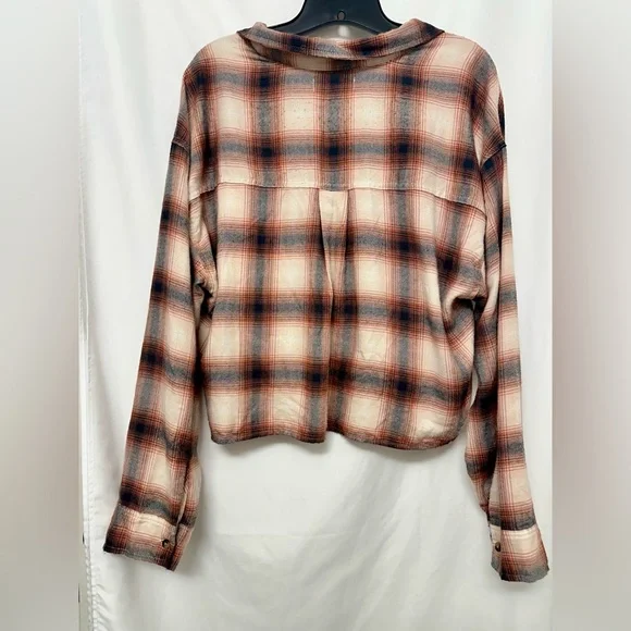 🌾 Hollister Women’s Cropped Plaid Button-Down Flannel Shirt – Size L - Picture 3 of 7